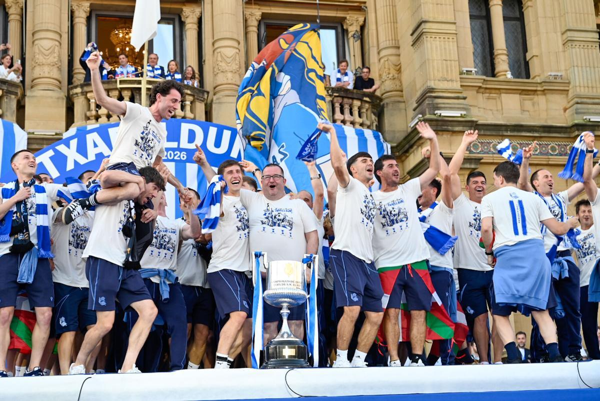 Varios aficionados de la Real Sociedad durante la celebración del equipo por la victoria en la Copa del Rey Varios aficionados de la Real Sociedad durante la celebración del equipo por la victoria en la Copa del Rey