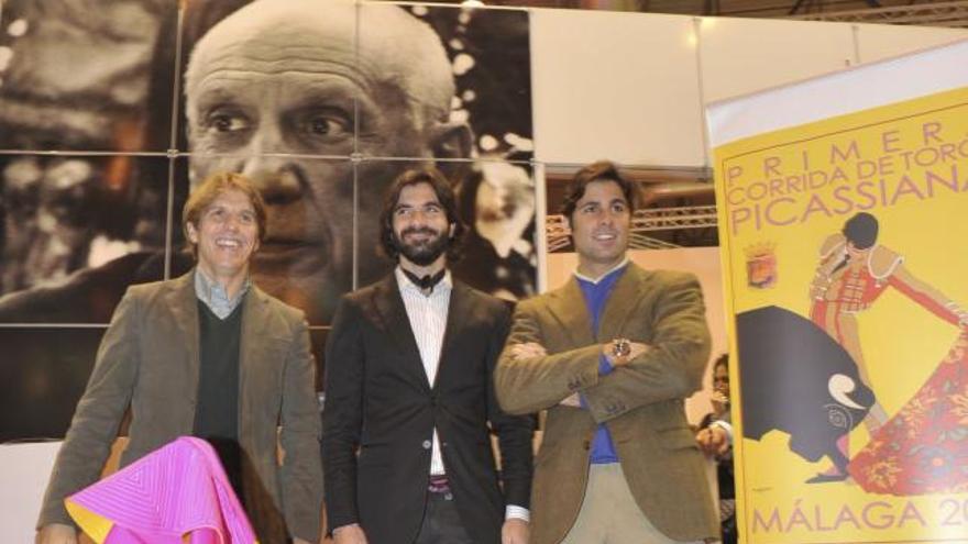 Los diestros Manuel Díaz "El Cordobés", Javier Conde y Francisco Rivera (i a d), durante la presentación de la "I Corrida de Toros Picassiana" hoy en el stand de Málaga en la Feria Internacional de Turismo (Fitur) que se celebra en Madrid.
