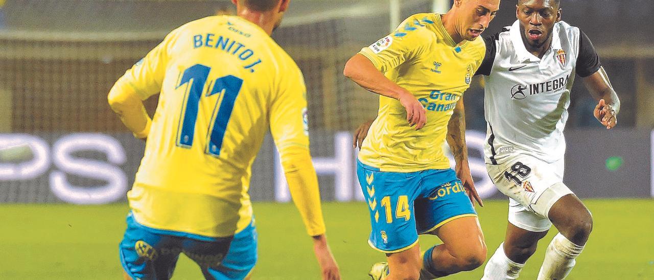 Álvaro Lemos, perseguido por el ‘Puma’ Rodríguez, conduce el balón y Benito espera en la banda un posible pase, en el UD-Sporting del pasado domingo.