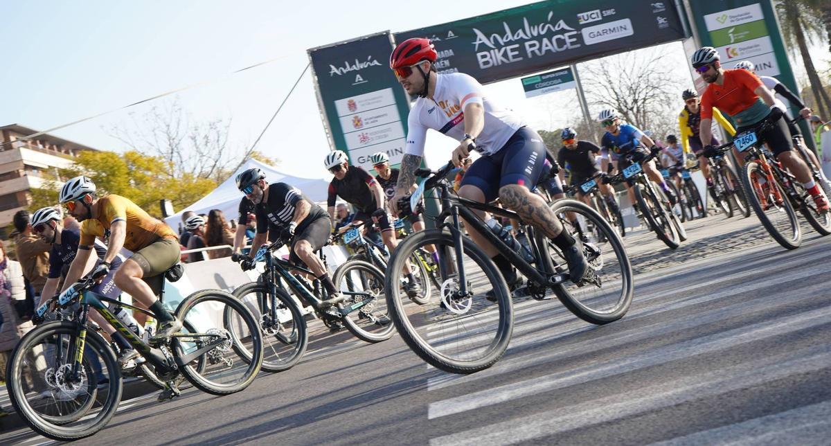 Salida de la penúltima etapa de la Andalucía Bike Race desde el Vial Norte.