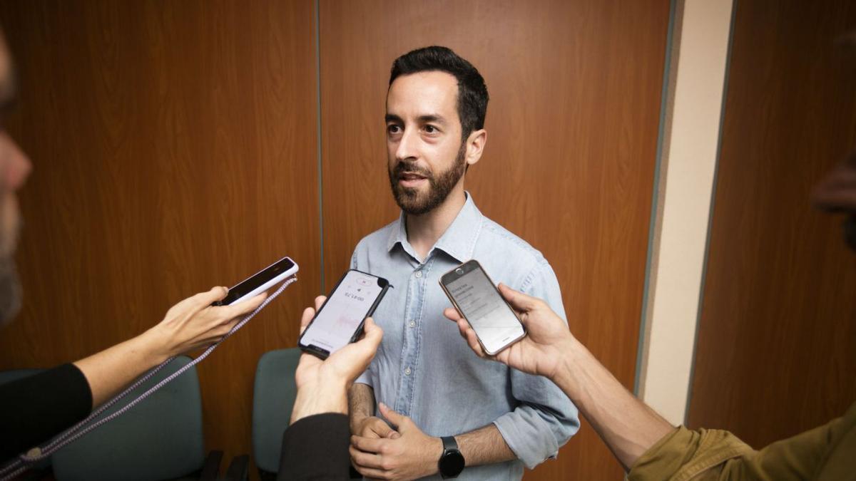 Javier Torres atendiendo a medios tras las elecciones del 28 de mayo