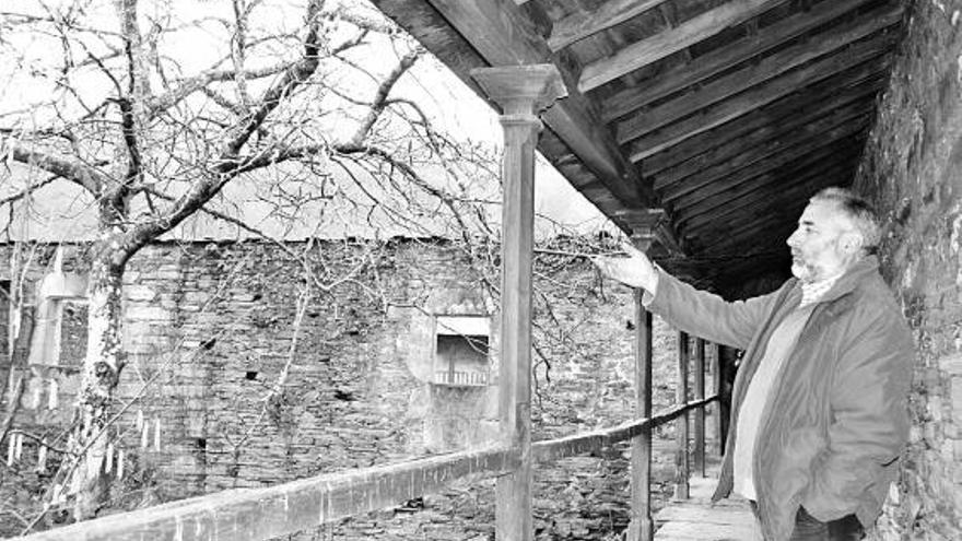 El Alcalde de San Martín de Oscos, José Antonio Martínez Rodil, este invierno, en el interior del palacio.