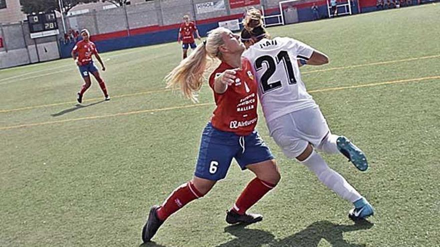 Irene MÃ¡rquez en la disputa por el balÃ³n con Nati de Francisco.