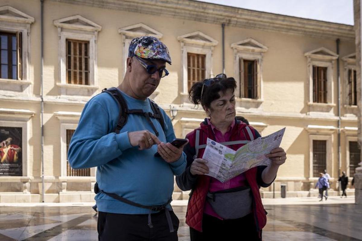Dos turistas en la plaza del Pilar de Zaragoza, el pasado mes de abril.