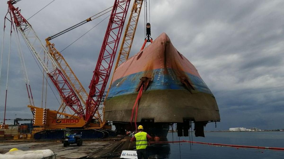 El 'Nazmiye Ana' en el momento del izado en el Muelle del Centenario de PortCastelló.