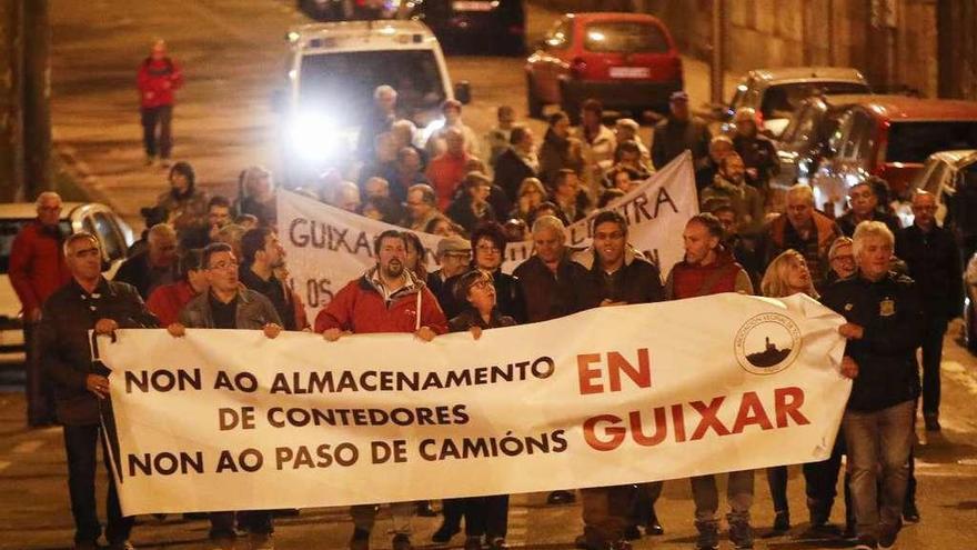 La reivindicación continúa en la calle  |  Convocados por la Asociación de Vecinos de Teis, una nueva manifestación (en la imagen) exigió ayer el cese de esta actividad en el recinto de contenedores y la prohibición del paso de camiones de gran tonelaje por las calles Julián Estévez y la Avenida de Guixar. Al tiempo que reclaman a Puerto y Zona Franca una &quot;solución inmediata&quot;, la asociación exige al Concello la apertura de un expediente urbanístico contra estas instalaciones de la antigua Campsa &quot;al carecer de licencia municipal&quot;.