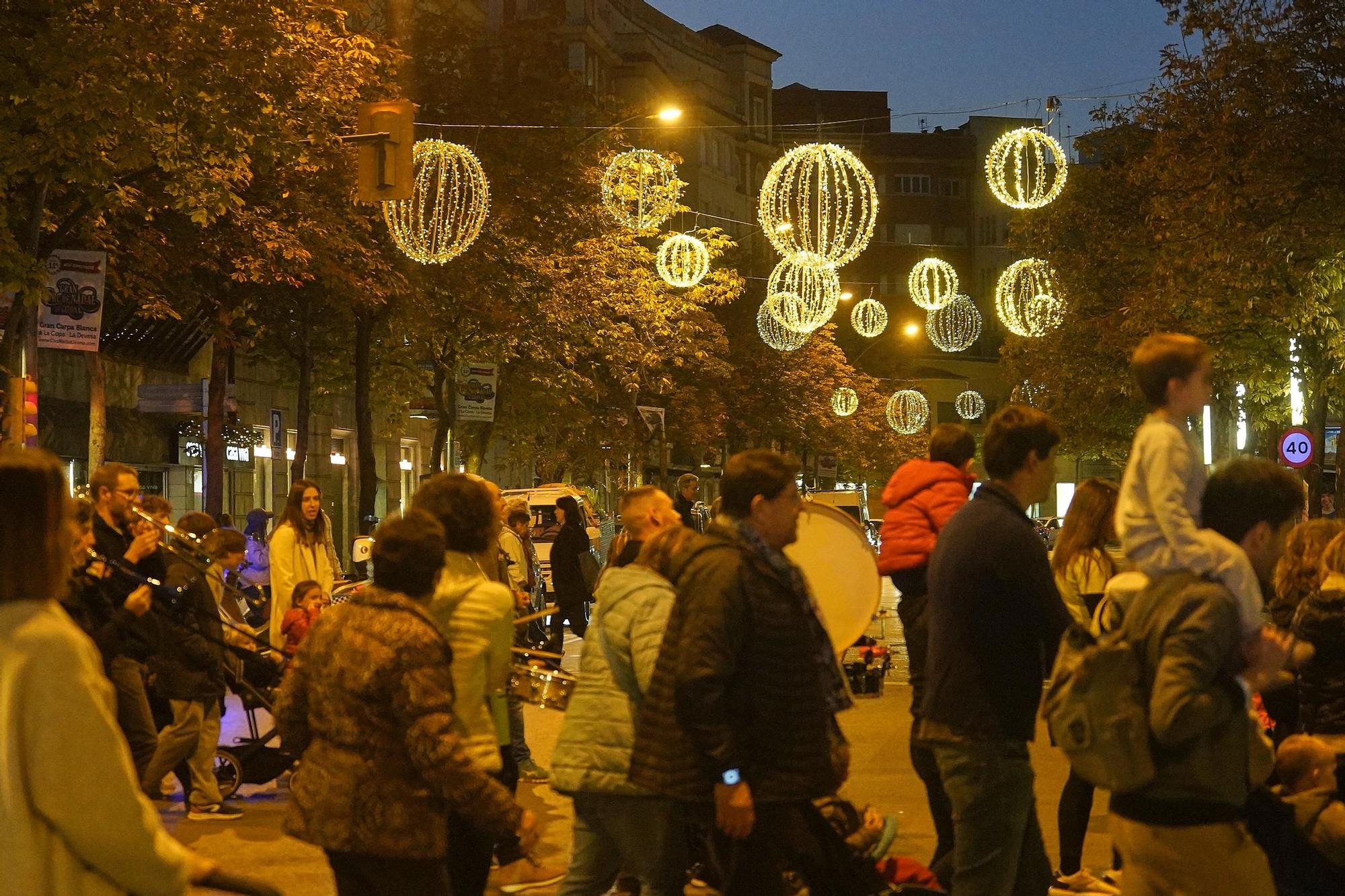 Galeria d'imatges: La tradicional encesa de l’arbre de Nadal de la plaça Catalunya acapara l’expectació de grans i petits