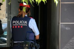 Els Mossos detenen un veí de Vilanova i la Geltrú que s’hauria atrinxerat a casa seva amb una arma