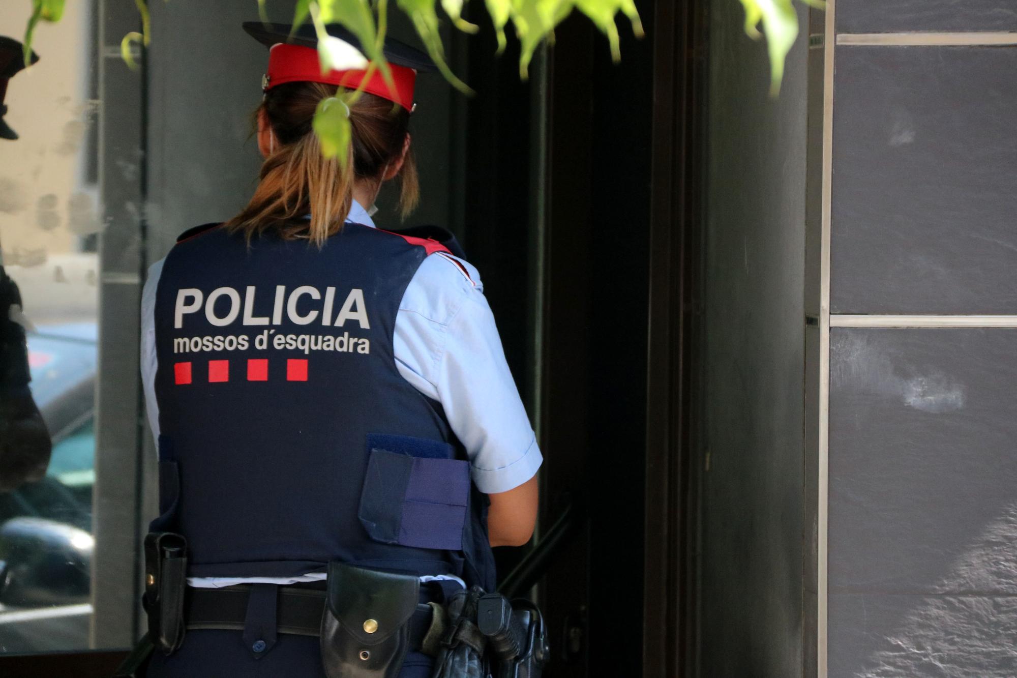 Una agente de los Mossos d'Esquadra durante un operativo en Vilanova i la Geltrú, en 2022