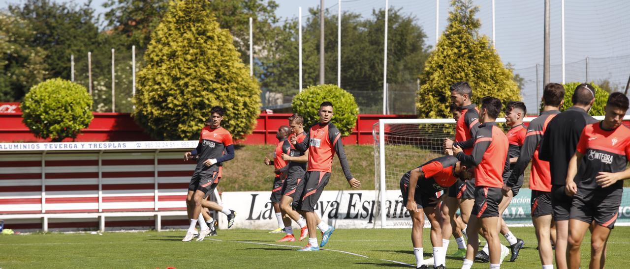 Los jugadores del Sporting, durante el entrenamiento de ayer en Mareo