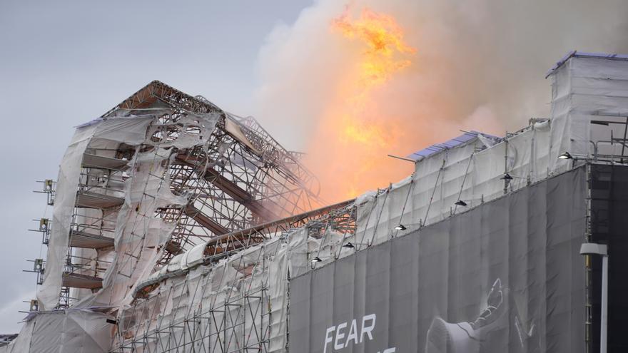 Arde la antigua Bolsa de Copenhague por un incendio de origen desconocido