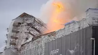 Arde la antigua bolsa de Copenhague por un incendio de origen desconocido