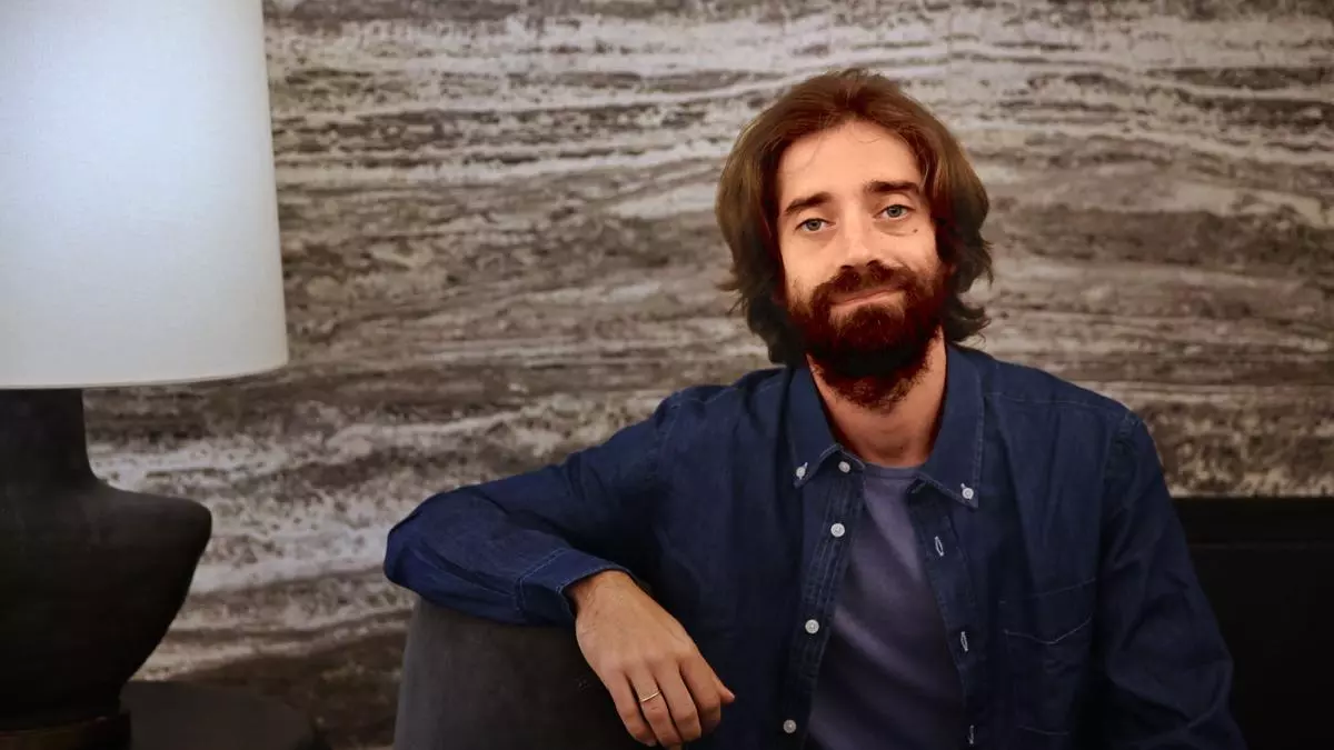 Juan Gómez Bárcena, escritor: "El individualismo, ligado al capitalismo, nos ha llevado a la mayor experiencia de soledad de la historia"