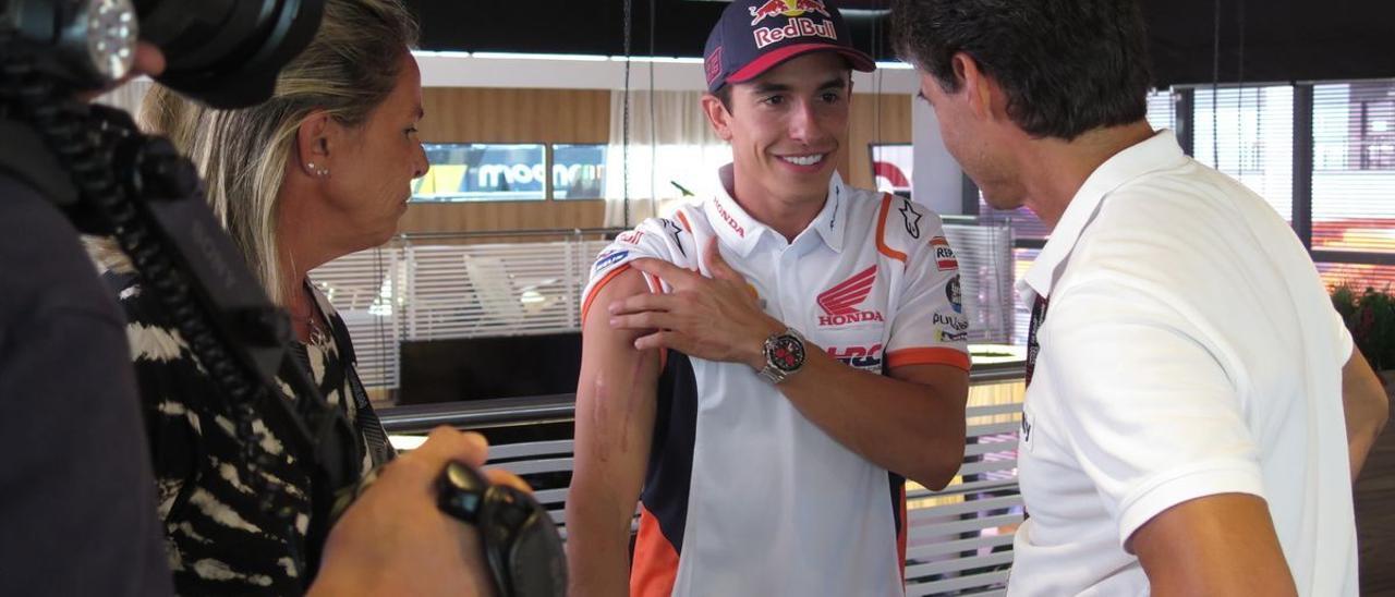 Àlex Crivillé, campeón del mundo de 500cc (1999), visitó ayer a Marc Márquez, en Motorland.