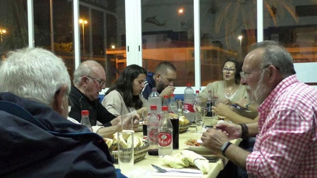 Los integrantes de la asociación Mar i Vent prepararon el sabroso plato. | MEDITERRÁNEO