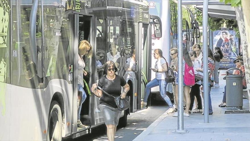 Los usuarios denuncian retrasos en la Línea 8 del transporte urbano