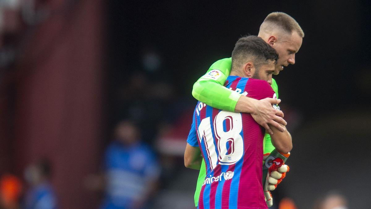 Jordi Alba y Ter Stegen se felicitan al finalizar el partido de liga en el Camp Nou entre el FC Barcelona y el Getafe