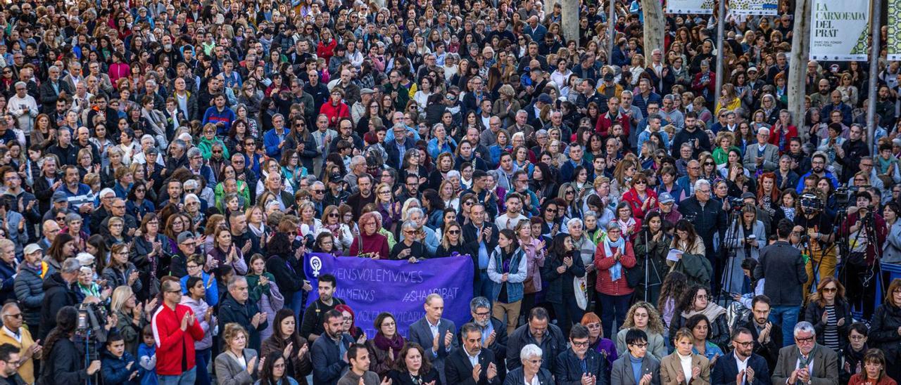 Concentració contra la violència masclista a la plaça de la Vila del Prat de Llobregat, ahir a la tarda. | JORDI OTIX