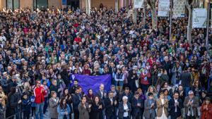 Concentració contra la violència masclista a la plaça de la Vila del Prat de Llobregat, ahir a la tarda. | JORDI OTIX