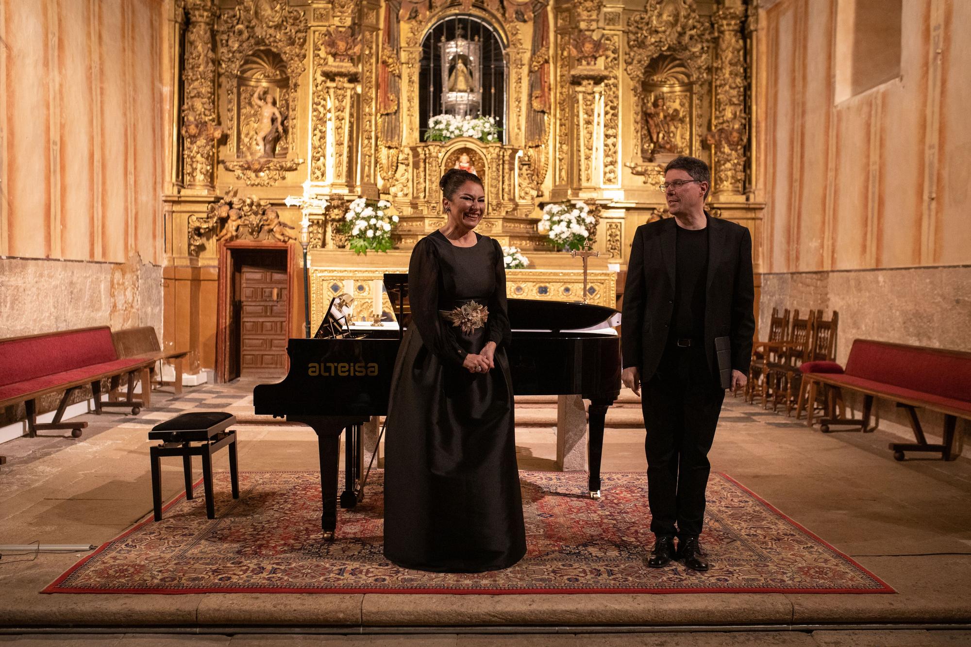 GALERÍA | Así brilla la iglesia de La Hiniesta brilla: concierto e iluminación, en imágenes