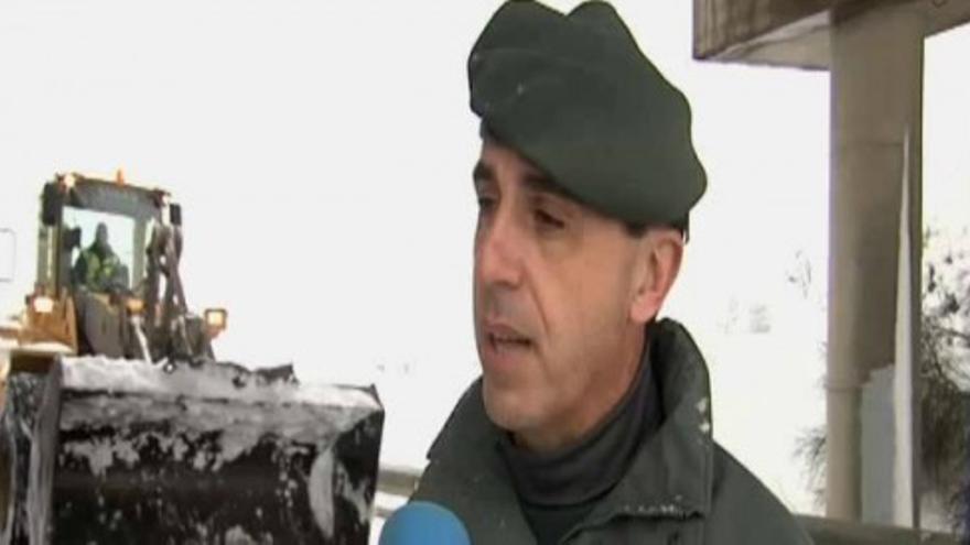 La Guardia Civil y el Ejército desentierran los vehículos atrapados en la A-67