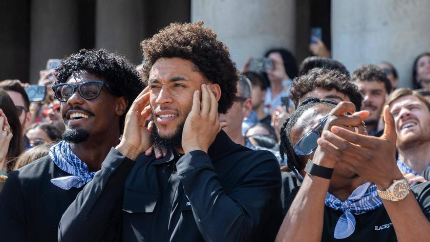 Los jugadores del Valencia CF en la macletà de la plaza del Ayuntamiento