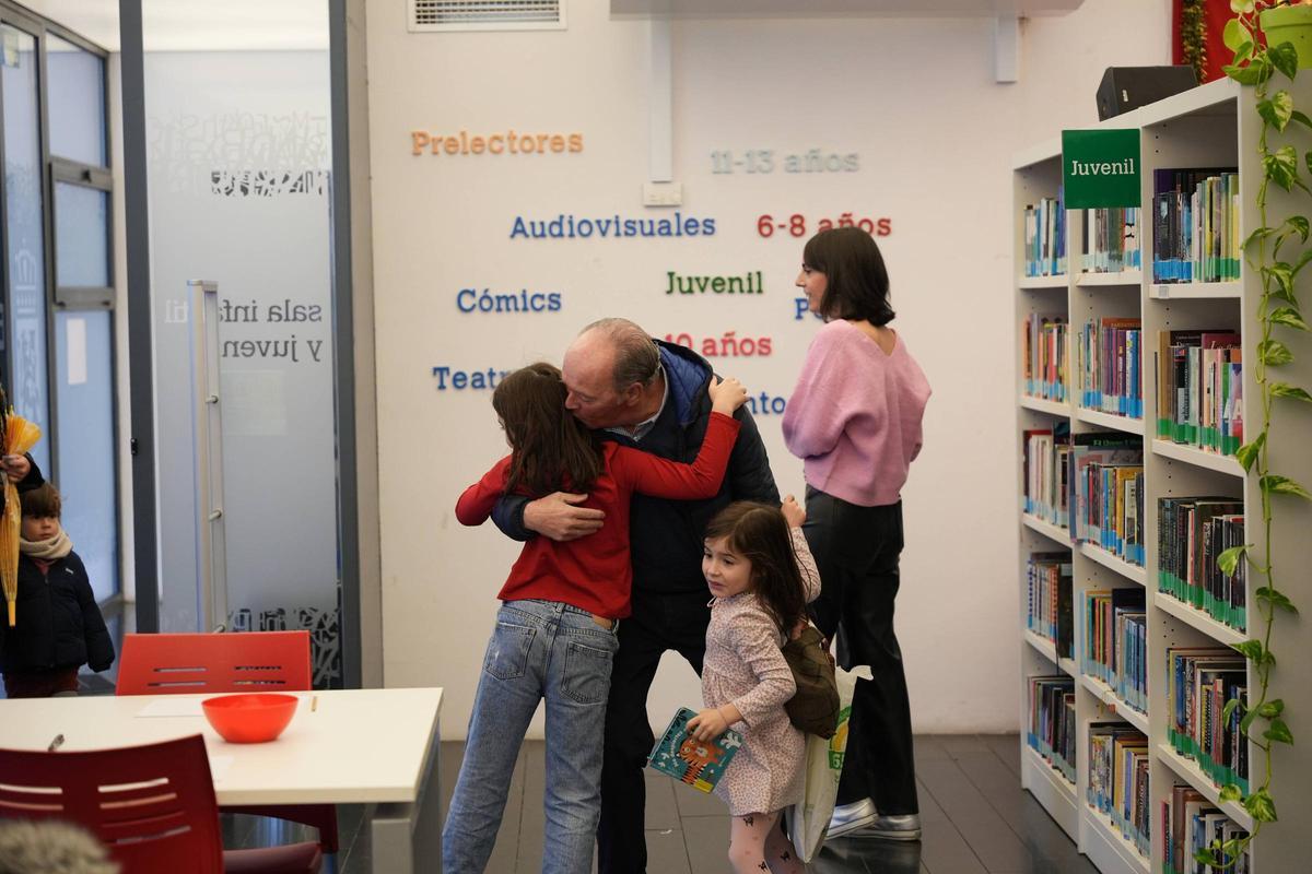 El taller intergeneracional 'Historias que nos unen' reúne a niños y mayores en la biblioteca Santa Ana