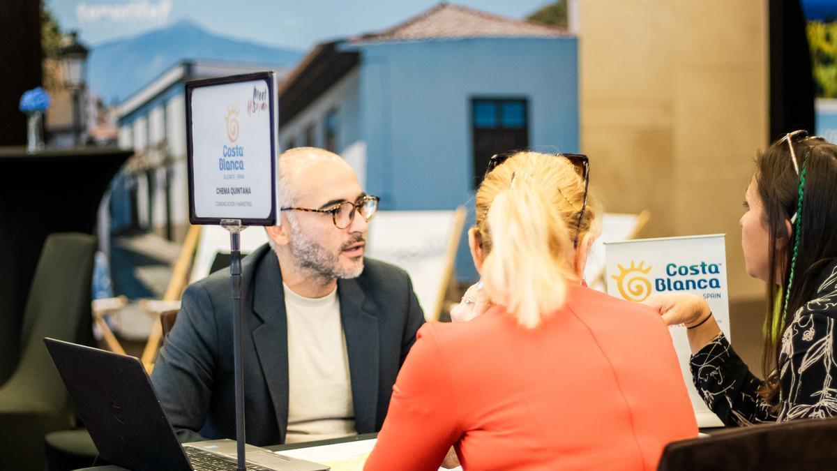 Un técnico del Patronato Costa Blanca, en una feria de turismo.