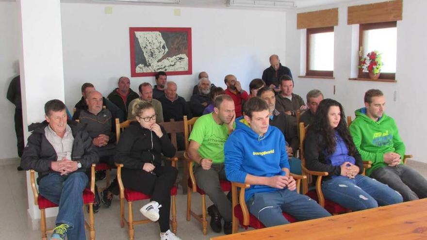 Ganaderos cabraliegos durante la reunión.