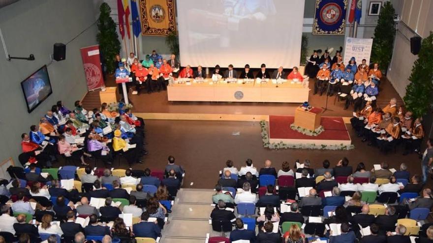 Imagen de un encuentro académico en el salón de actos de la universidad cartagenera.