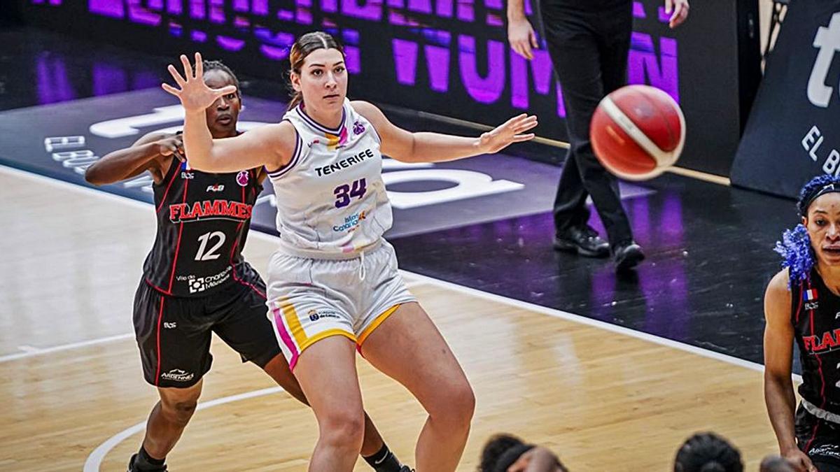 Fasoula recibe el balón en un duelo de Eurocup.