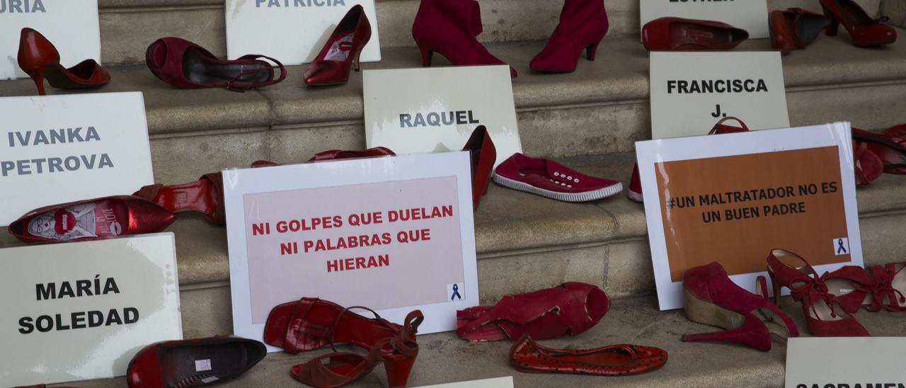 Imagen de un acto simbólico contra la violencia de género en la Subdelegación del Gobierno de Alicante.