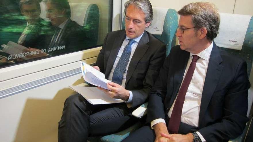 El ministro de Fomento y el presidente de la Xunta, ayer en el trayecto en tren Sarria-Lugo.