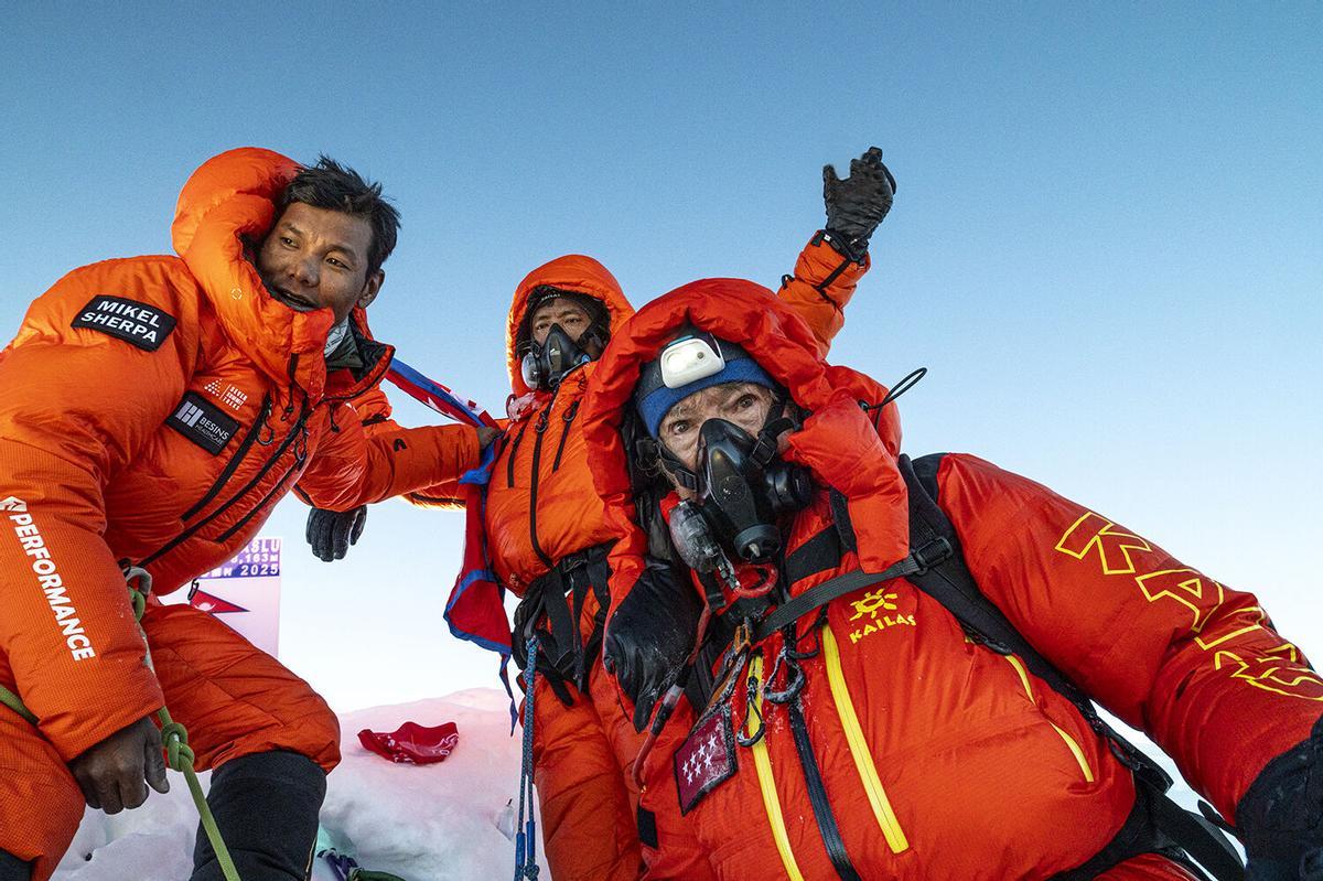 Carlos Soria, 86 años, a su llegada a la cima del Manaslu en Nepal.