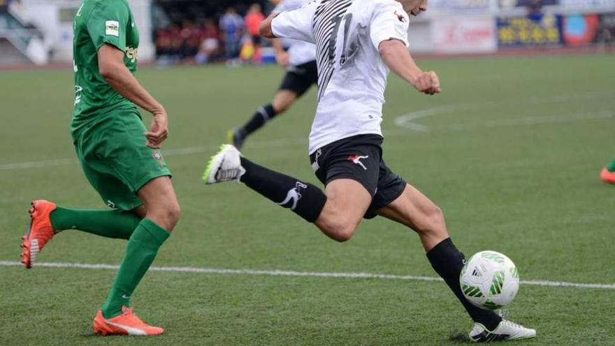 Roni realiza un centro sobre el área ferrolana presionado por el lateral zurdo Maceira.