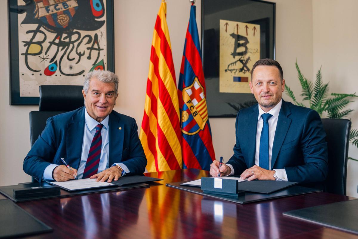 Joan Laporta y Aleksander Sekulic, en el despacho del presidente, firman los contratos.