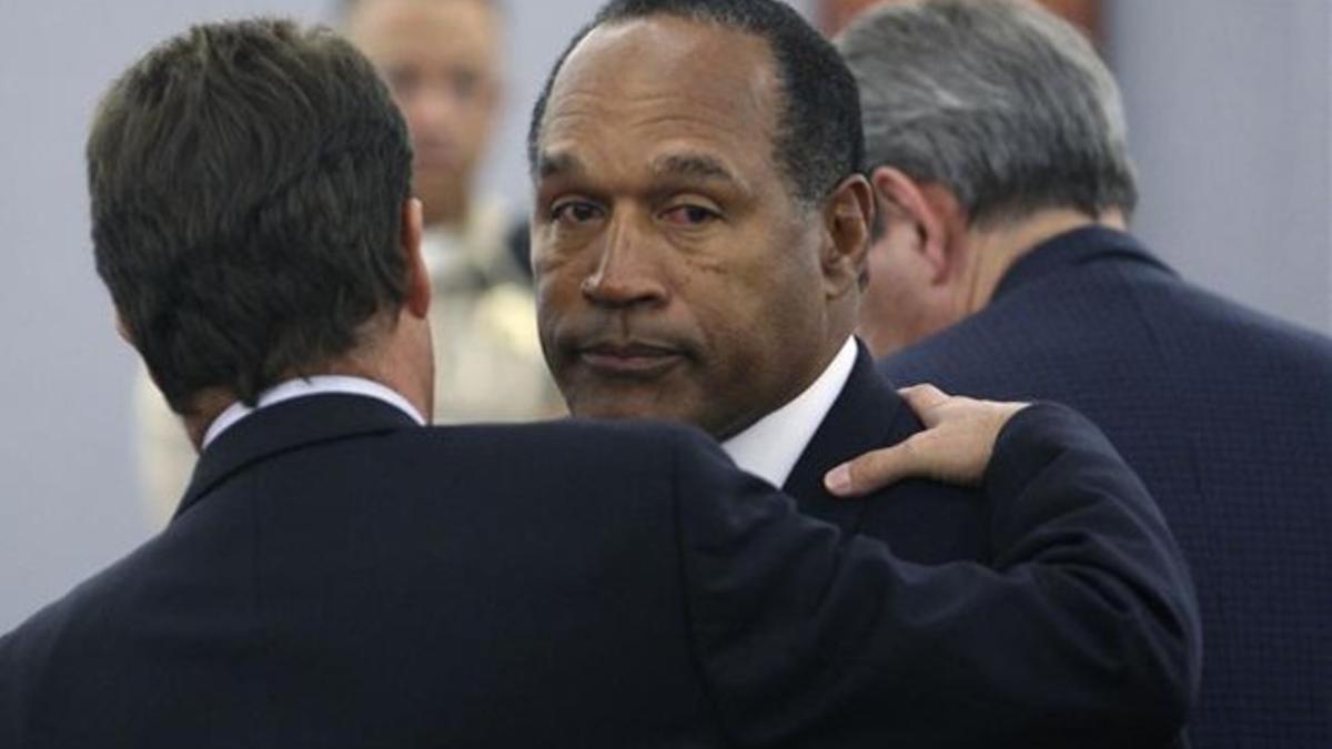 J. O. Simpson abraza a su exabogado Yale Galanter.