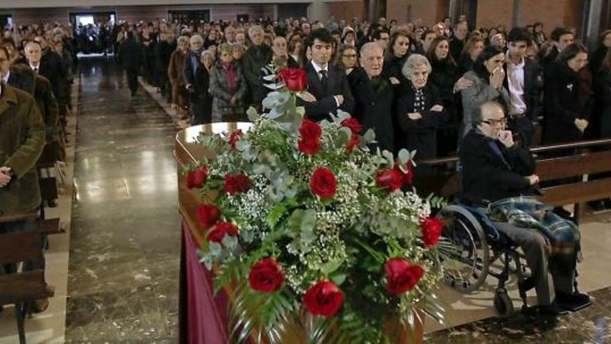 Asistentes al funeral de Juan Carlos Álvarez Fernández, ayer, en la iglesia parroquial de Nuestra Señora del Carmen.