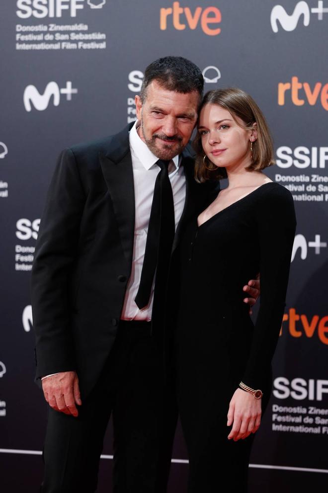 Antonio Banderas y Stella del Carmen en la alfombra roja inaugural del Festival de cine de San Sebastián