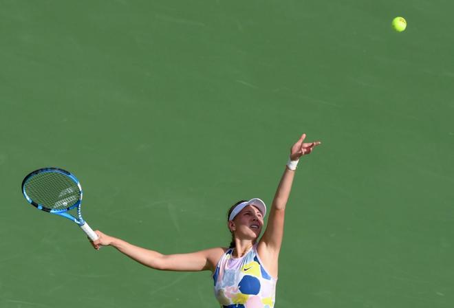 Amanda Anisimova sirve la bola en el primer dia del WTA Dubai Duty Free, en el Dubai Tennis Stadium en los Emiratos Árabes Unidos.