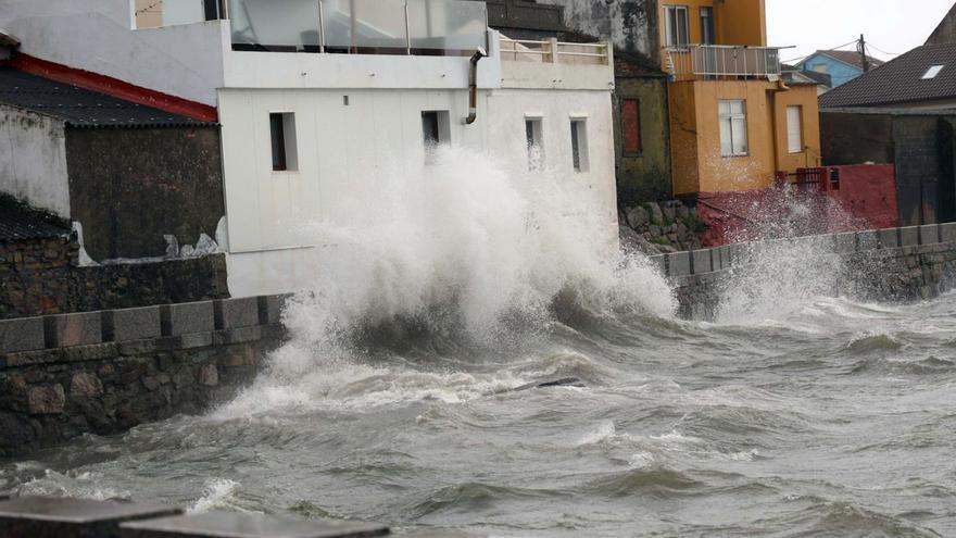 El mar supera el paseo marítimo de A Illa en la zona de O Portiño. |   // NOÉ PARGA