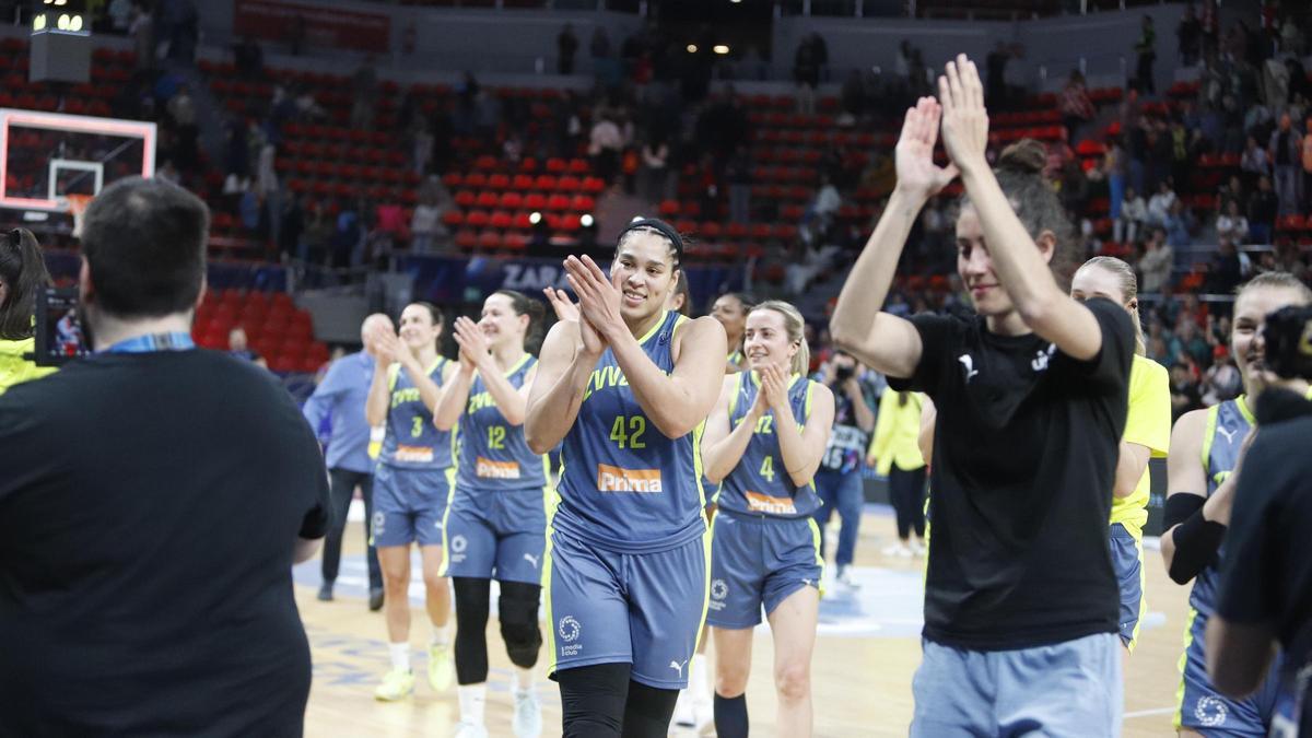 Las jugadoras del Praha celebran el triunfo con sus aficionados.