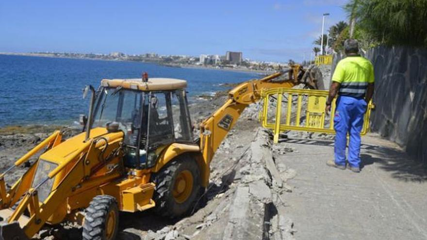 Operarios que ejecutan las obras de reparación en el paseo de Las Burras. | lp / dlp