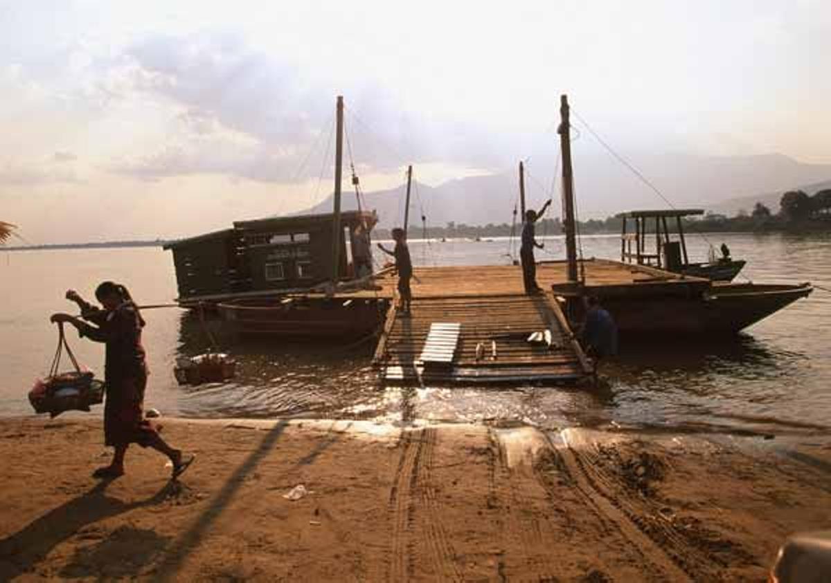 El ferry que une las ciudades de Pakse y Champasak sobre el rio Mekong es en realidad un barco de madera.