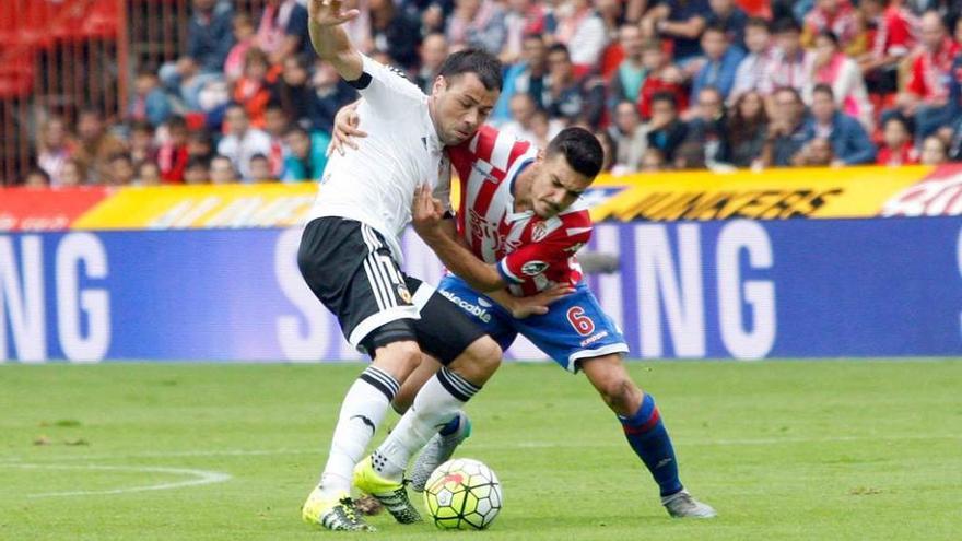 Javi Fuego disputa un balón con Sergio.