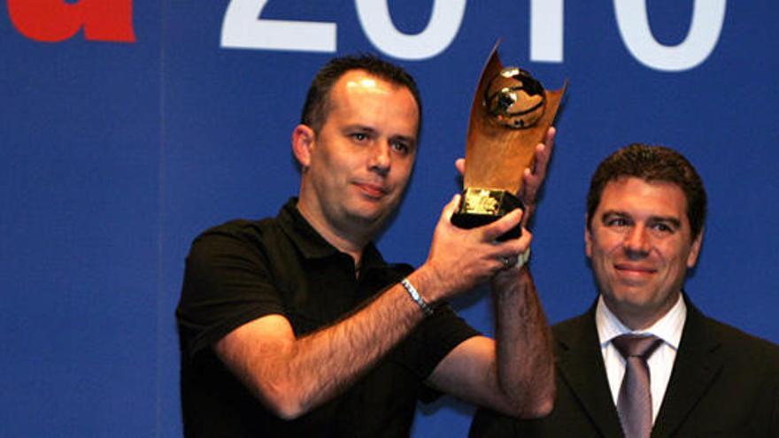 Justy Fernández, con el trofeo de «Mejor Afición de Honor» hace solo un año.