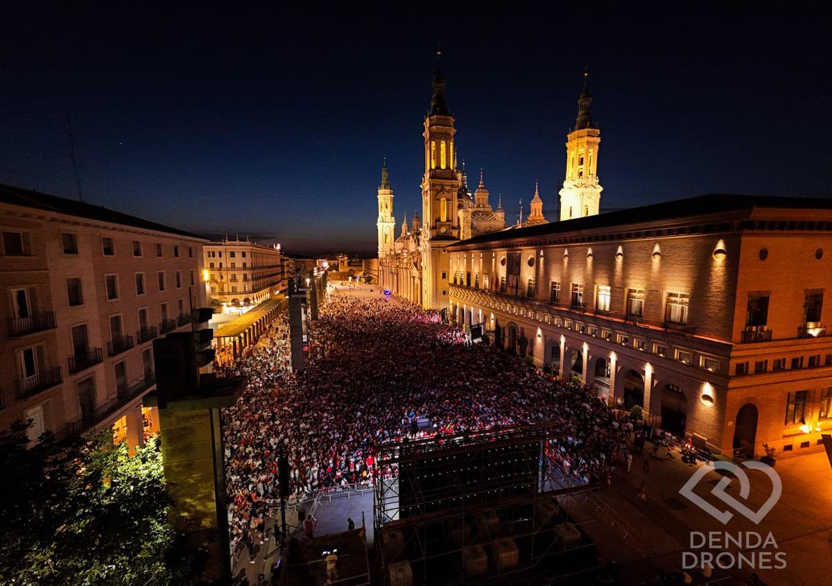 Plaza del Pilar durante el España-Bélgica de noche