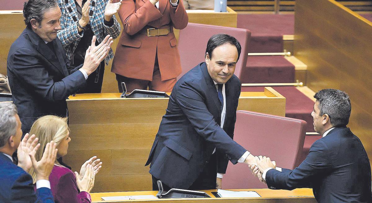 Pérez Llorca y Mazón se saludan tras la votación de investidura del nuevo ‘president’