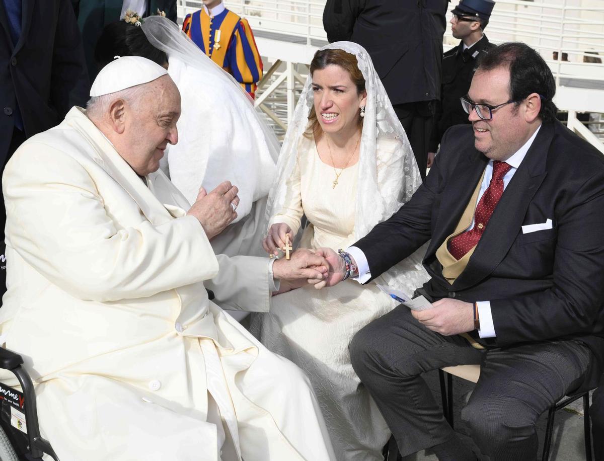 Marcos Rivas y su mujer, Mercedes de Parada, junto con el Papa Francisco