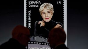 Dos personas asisten a la presentación del sello de Correos de la serie Cine Español, dedicado a la actriz y cantante vallisoletana Concha Velasco, este jueves en Valladolid.